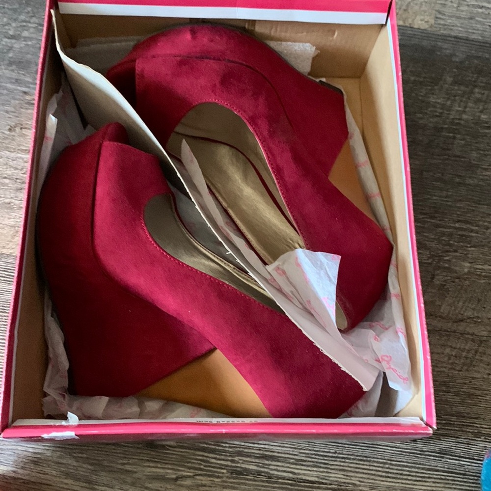 Qupid Red Wedges